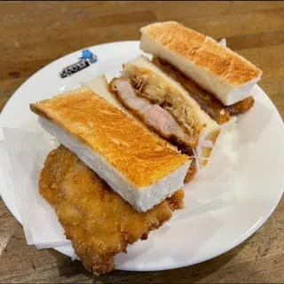 ひっぽのカツサンドははみ出るボリュームでインパクト大☆カレーのお供に♪