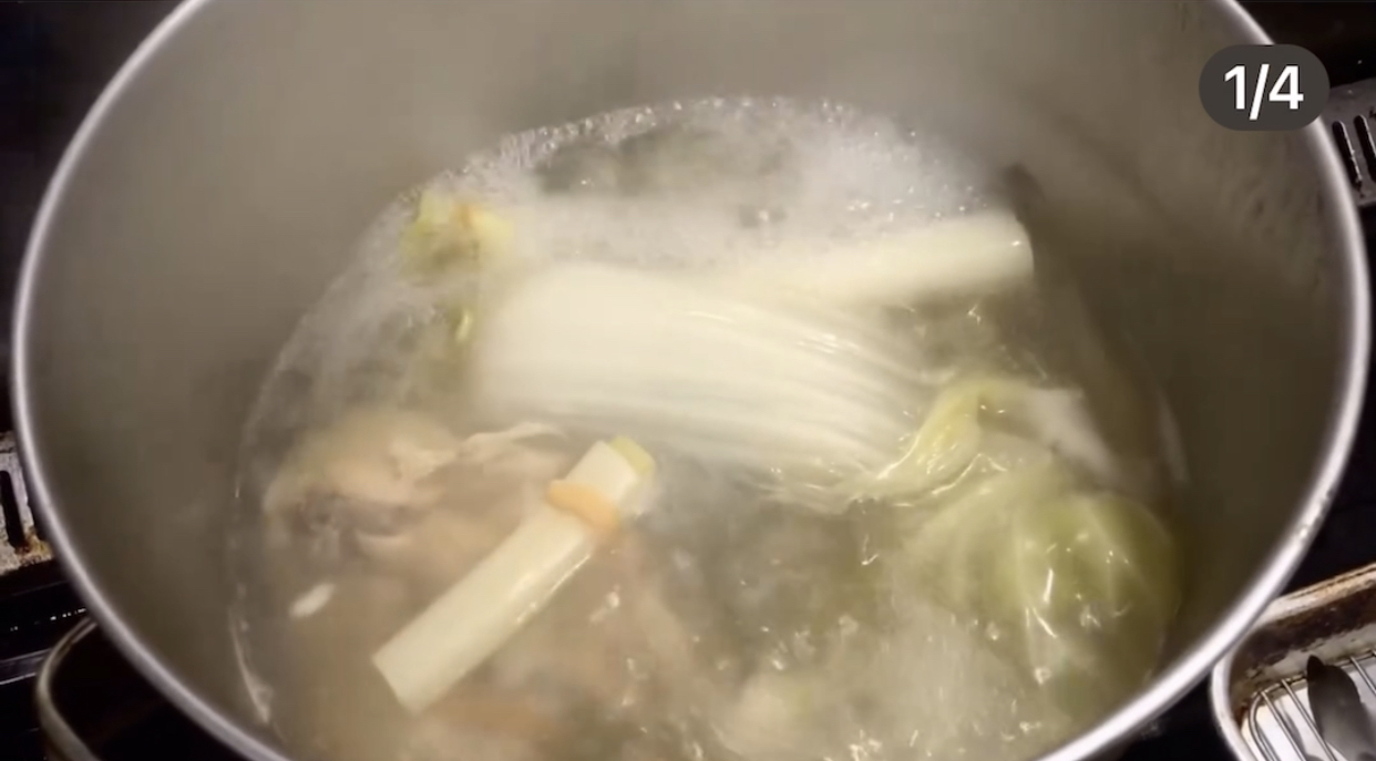 十種の生薬、鶏ガラ、野菜をコトコト煮込んだ薬膳スープと
特製スパイス、煮干し、ココナッツミルクに鶏肉と季節のお野菜たっぷり、
スリランカ風に仕上げたスパイスカレー。
胃腸から元気に、夏バテを予防します。