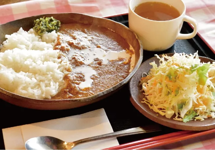 赤い屋根の喫茶店 駅舎