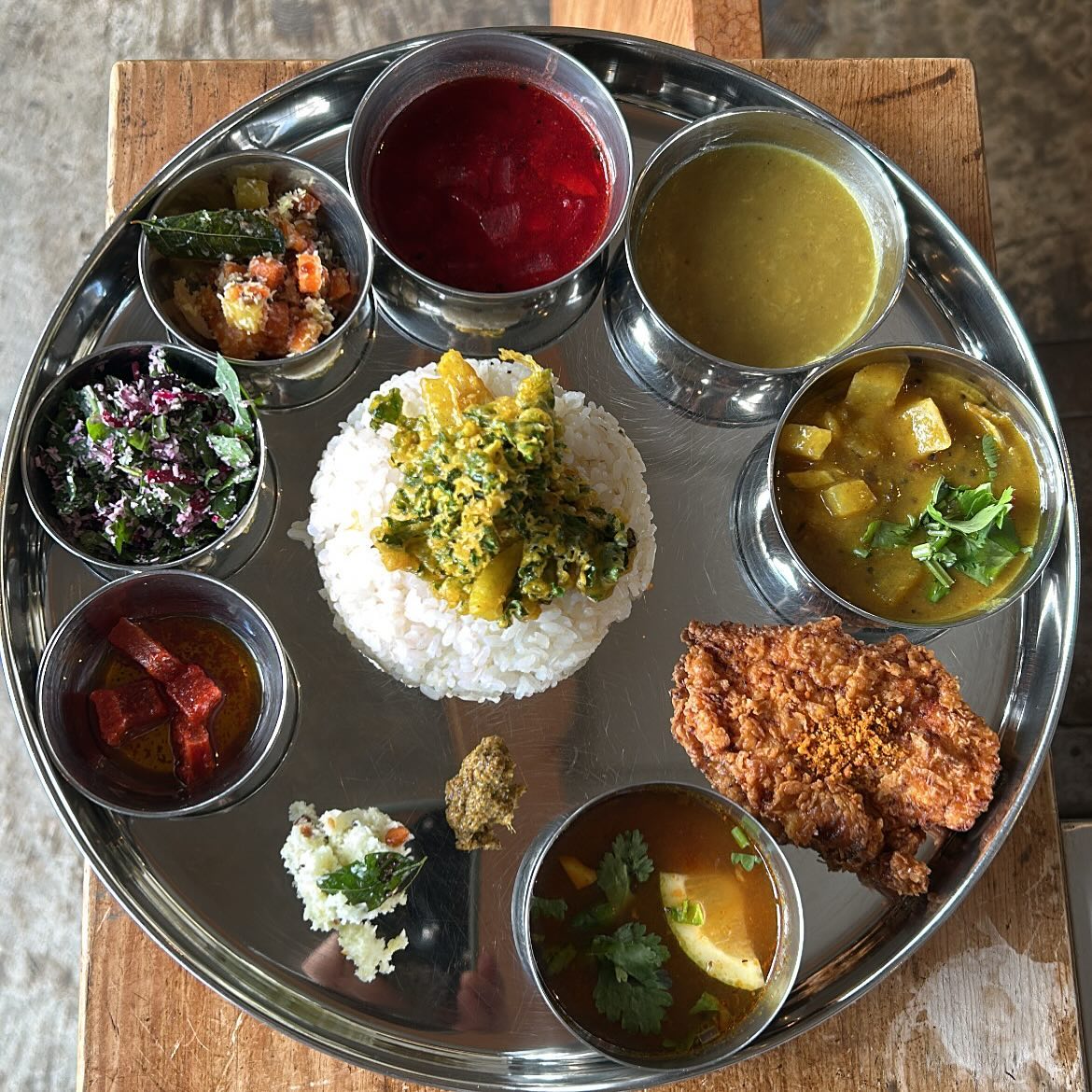 Meals and Grind Drive Inn（ミールス アンド グラインド ドライブイン）