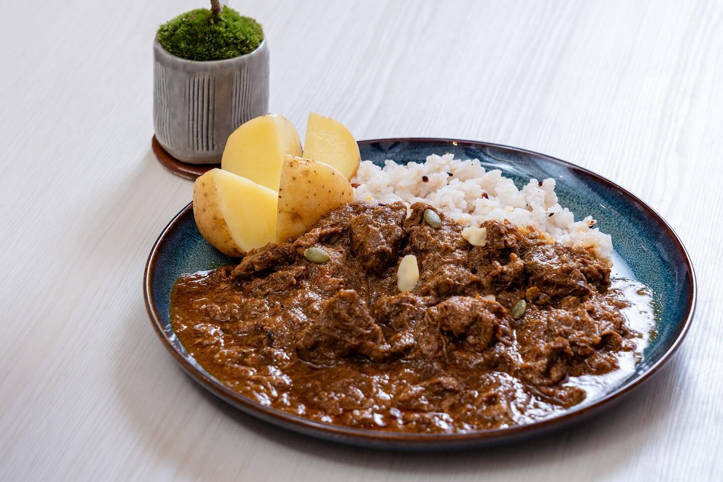 熟成スパイス薬膳カレーと生プリンの店 ８こまち。