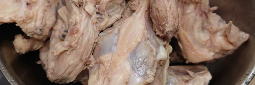 鶏ガラとモミジ（鶏の足）香味野菜を40時間煮込んで作るスープをベースに、スパイス、トマトソース、ココナッツミルク、はちみつ、バナナ、ヨーグルト他、様々な味が混ざり合う昔懐かしい家庭のカレーの決定版です。甘い？いやスパイシー！？是非一度ご賞味ください。