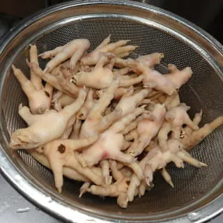 モミジ、鶏の足です。コラーゲンたっぷりで、この形が崩れるまで煮込みます。