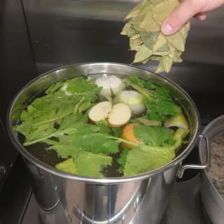 大きな寸胴に鶏ガラ、モミジ、ローリエをたっぷり加えて煮込みます。煮込むこと40時間。