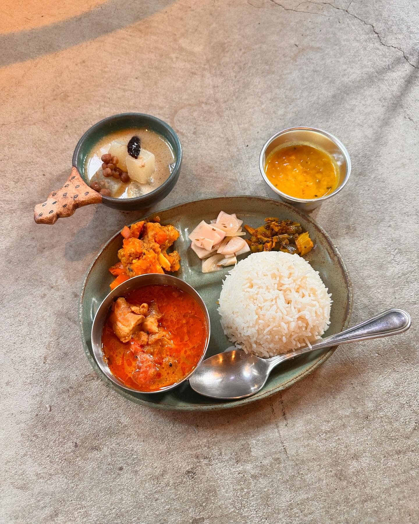 本とカレー喫茶 ぺネタ